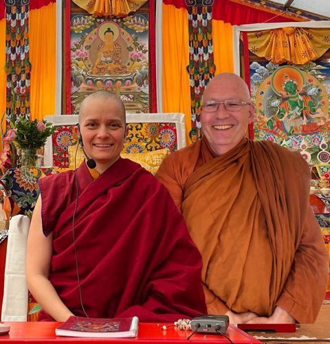 Tibetisch-buddhistische Nonne Bhiksuni Thubten Jampa und der Theravada-Mönch Bhante Sukhacitto